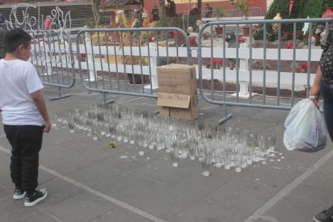 Instalación en la Plaza Lerdo en memoria de mujeres víctimas de feminicidios.  