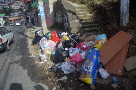Así se vieron varios lugares de la ciudad de Xalapa después de Navidad, aunado a que la gente no espera al camión recolector,, sabiendo que sigue el mal servicio de recolección.  