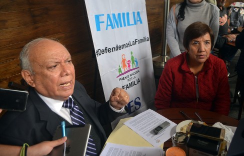  Integrantes del Frente Nacional por la Familia en Veracruz dicen no estar de acuerdo  con el presidente de la Comisión de Derechos Humanos, el diputado Hugo Rafael Ruiz Lustre, por avalar la propuesta para despenalizar el aborto en el estado.  