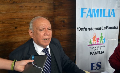  Integrantes del Frente Nacional por la Familia en Veracruz dicen no estar de acuerdo  con el presidente de la Comisión de Derechos Humanos, el diputado Hugo Rafael Ruiz Lustre, por avalar la propuesta para despenalizar el aborto en el estado.  