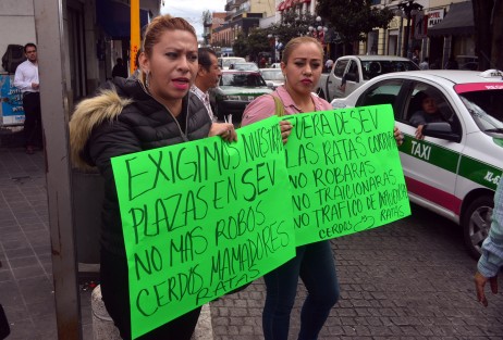 Topacio Citlali y Lorelei Hernández Ramírez se manifestaron y bloquearon un carril de la avenida Enríquez, exigiendo que se les regresen sus plazas de docentes, las cuales les fueron retiradas en la administración pasada.
