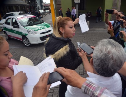 Exigen la intervención del gobernador Cuitláhuac García Jiménez para que las reinstalen como docente y administrativo, respectivamente. Topacio Citlali aseguró que fue una presa política, por pedir que le devolvieran su plaza.