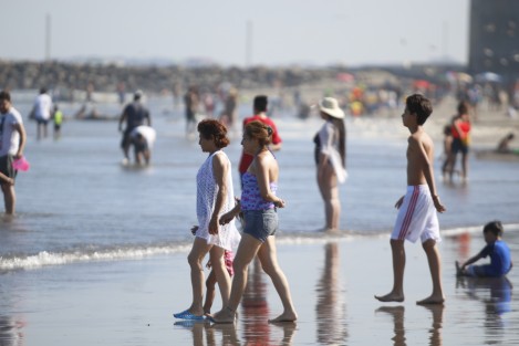 Turistas aprovechan la temporada vacacional para refrescarse en la Playa Santa Ana.
