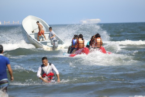Turistas aprovechan la temporada vacacional para refrescarse en la Playa Santa Ana.