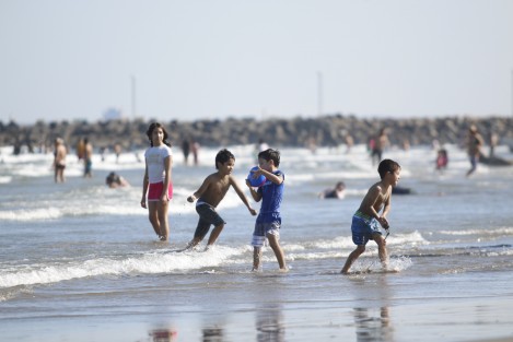 Turistas aprovechan la temporada vacacional para refrescarse en la Playa Santa Ana.