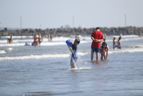Turistas aprovechan la temporada vacacional para refrescarse en la Playa Santa Ana.