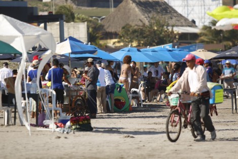 Turistas aprovechan la temporada vacacional para refrescarse en la Playa Santa Ana.