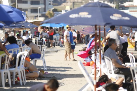Turistas aprovechan la temporada vacacional para refrescarse en la Playa Santa Ana.
