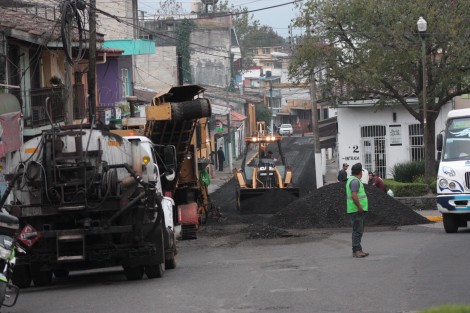La calle Santos Degollado está siendo reencarpetada, por lo que se recomienda tomar precauciones si circula por la zona.