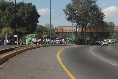 Personal de guarderías subsidiadas por SEDESOL bloquearon la avenida Lázaro Cárdenas de la ciudad de Xalapa, a la altura de las oficinas de esa dependencia, debido a la falta de pagos desde el mes de noviembre. Manifestantes informaron que son el 40% de las guarderías en todo el estado a las que se les adeuda.