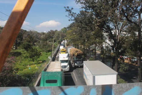 Personal de guarderías subsidiadas por SEDESOL bloquearon la avenida Lázaro Cárdenas de la ciudad de Xalapa, a la altura de las oficinas de esa dependencia, debido a la falta de pagos desde el mes de noviembre. Manifestantes informaron que son el 40% de las guarderías en todo el estado a las que se les adeuda.  