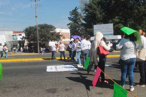 Personal de guarderías subsidiadas por SEDESOL bloquearon la avenida Lázaro Cárdenas de la ciudad de Xalapa, a la altura de las oficinas de esa dependencia, debido a la falta de pagos desde el mes de noviembre. Manifestantes informaron que son el 40% de las guarderías en todo el estado a las que se les adeuda.  