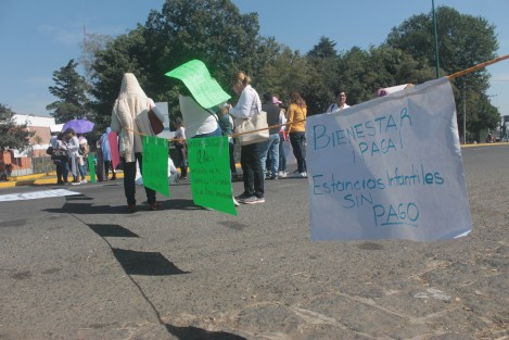 Personal de guarderías subsidiadas por SEDESOL bloquearon la avenida Lázaro Cárdenas de la ciudad de Xalapa, a la altura de las oficinas de esa dependencia, debido a la falta de pagos desde el mes de noviembre. Manifestantes informaron que son el 40% de las guarderías en todo el estado a las que se les adeuda.  