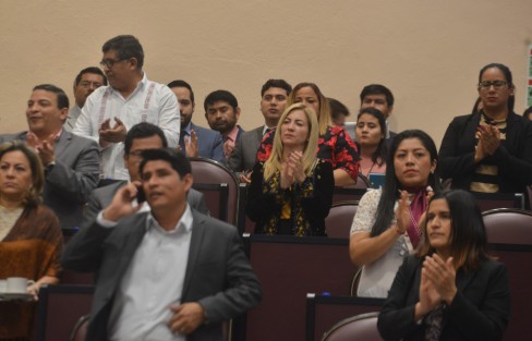 Con un minuto de aplausos se rindió homenaje a la Gobernadora de Puebla Martha Erika Alonso y su esposo el exgobernador y senador de la actual Cámara, Rafael Moreno Valle, así como demás víctimas del accidente aéreo del pasado 24 de diciembre. 
