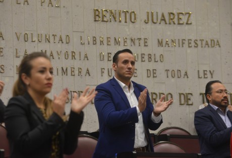 Con un minuto de aplausos se rindió homenaje a la Gobernadora de Puebla Martha Erika Alonso y su esposo el exgobernador y senador de la actual Cámara, Rafael Moreno Valle, así como demás víctimas del accidente aéreo del pasado 24 de diciembre. 