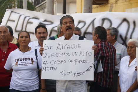 Un grupo de ciudadanos y simpatizantes de MORENA, se manifestaron en el zócalo de Veracruz para pedir que no se autorice la colocación de más parquímetros. También pidieron que baje el costo del servicio.