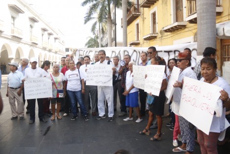 Un grupo de ciudadanos y simpatizantes de MORENA, se manifestaron en el zócalo de Veracruz para pedir que no se autorice la colocación de más parquímetros. También pidieron que baje el costo del servicio.