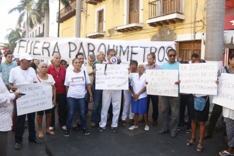 Un grupo de ciudadanos y simpatizantes de MORENA, se manifestaron en el zócalo de Veracruz para pedir que no se autorice la colocación de más parquímetros. También pidieron que baje el costo del servicio. 