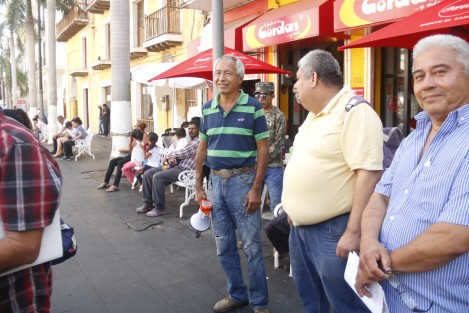 Un grupo de ciudadanos y simpatizantes de MORENA, se manifestaron en el zócalo de Veracruz para pedir que no se autorice la colocación de más parquímetros. También pidieron que baje el costo del servicio. 