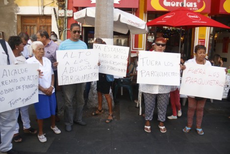 Un grupo de ciudadanos y simpatizantes de MORENA, se manifestaron en el zócalo de Veracruz para pedir que no se autorice la colocación de más parquímetros. También pidieron que baje el costo del servicio. 