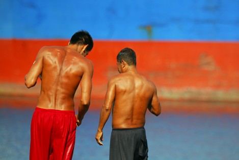Turistas disfrutan de un día soleado en el paseo del malecón. Vendedores, entre ellos menores de edad, y sacamonedas, los abordan para obtener alguna ganancia de la derrama económica que dejan a su paso.