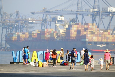 Turistas disfrutan de un día soleado en el paseo del malecón. Vendedores, entre ellos menores de edad, y sacamonedas, los abordan para obtener alguna ganancia de la derrama económica que dejan a su paso.