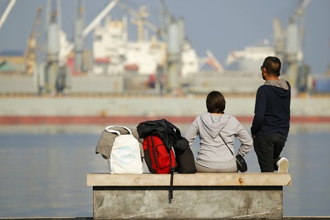 Turistas disfrutan de un día soleado en el paseo del malecón. Vendedores, entre ellos menores de edad, y sacamonedas, los abordan para obtener alguna ganancia de la derrama económica que dejan a su paso.