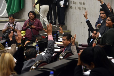 Entre dimes y diretes se discute el  Presupuesto de Egresos del Gobierno del Estado de Veracruz  y la Ley de Ingresos. Panistas piden a MORENA no aprobar todo lo que disponga el Ejecutivo, como se hacía en pasadas Legislaturas.