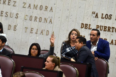 Entre dimes y diretes se discute el  Presupuesto de Egresos del Gobierno del Estado de Veracruz  y la Ley de Ingresos. Panistas piden a MORENA no aprobar todo lo que disponga el Ejecutivo, como se hacía en pasadas Legislaturas.