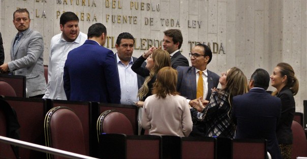 Celos legislativos de la diputada panista María Josefina Gamboa, quien corre a gritos al diputado Erick Aguilar por acercarse a escuchar el coaching de los asesores albiazules. 