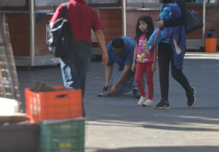 Como cada 28 de diciembre, Día de los Inocentes, boleros del parque Juárez y la avenida Enríquez, de la ciudad de Xalapa, realizaron la tradicional broma de la cartera tirada en el suelo, en la cual cayó más de un incauto.