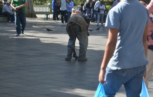 Como cada 28 de diciembre, Día de los Inocentes, boleros del parque Juárez y la avenida Enríquez, de la ciudad de Xalapa, realizaron la tradicional broma de la cartera tirada en el suelo, en la cual cayó más de un incauto.
