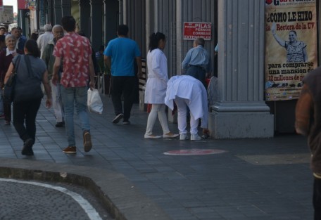 Como cada 28 de diciembre, Día de los Inocentes, boleros del parque Juárez y la avenida Enríquez, de la ciudad de Xalapa, realizaron la tradicional broma de la cartera tirada en el suelo, en la cual cayó más de un incauto.