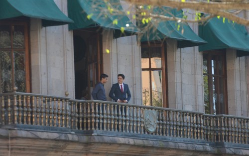 Previo a la  reunión del gobernador con diputados en Palacio de Gobierno, personal de logística y limpieza le daban una manita de gato al sitio donde se reunieron. 