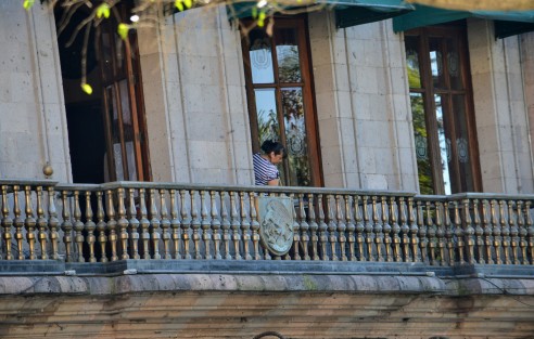 Previo a la  reunión del gobernador con diputados en Palacio de Gobierno, personal de logística y limpieza le daban una manita de gato al sitio donde se reunieron. 