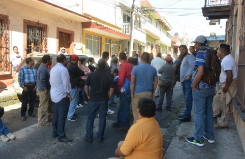 Empleados de CMAS cerraron la calle de Alfaro  en protesta porque  su sindicato no les ha entregado su ahorro. Exigen hablar con autoridades.