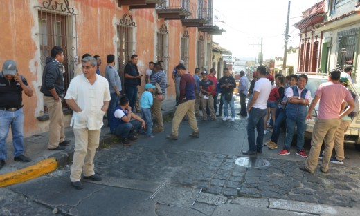Empleados de CMAS cerraron la calle de Alfaro  en protesta porque  su sindicato no les ha entregado su ahorro. Exigen hablar con autoridades.
