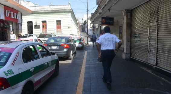 Empleados de CMAS cerraron la calle de Alfaro  en protesta porque  su sindicato no les ha entregado su ahorro. Exigen hablar con autoridades.