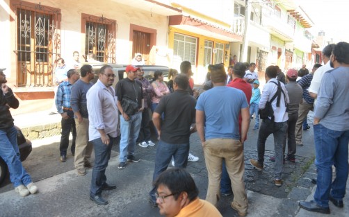 Empleados de CMAS cerraron la calle de Alfaro  en protesta porque  su sindicato no les ha entregado su ahorro. Exigen hablar con autoridades. 