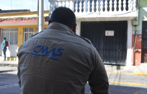 Empleados de CMAS cerraron la calle de Alfaro  en protesta porque  su sindicato no les ha entregado su ahorro. Exigen hablar con autoridades. 