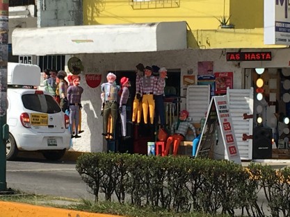 Comerciantes ofrecen los viejos para quemar el 31 de diciembre. 