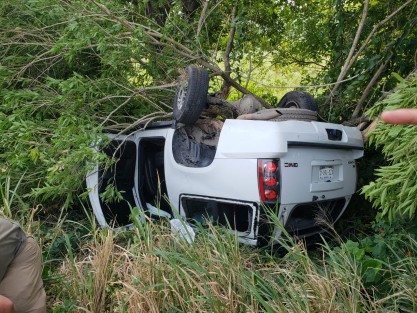 Este viernes, servidores públicos adscritos a la Secretaría de Gobierno (SEGOB), sufrieron un accidente automovilístico a la altura de Palma Sola, municipio de Alto Lucero, mientras se dirigían a la ciudad de Poza Rica, resultando ilesos. El secretario de Gobierno Eric Cisneros, no viajaba con ellos.