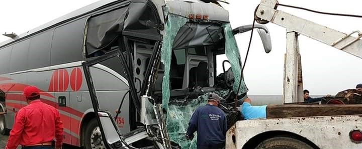 El conductor de un autobús de la línea ADO, resultó seriamente lesionado al quedar prensado dentro de su unidad luego de que chocara contra la parte trasera de un remolque en la autopista La Tinaja- Cosoleacaque entre Ciudad Isla y Cosamaloapan.
