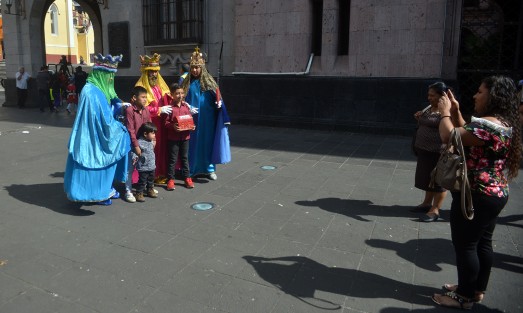 Los Tres Reyes Magos caminaron por el parque Juárez y plaza Lerdo tomándose fotos y pidiendo cooperación para los regalos de los niños el próximo 6 de enero. Información e imagen 