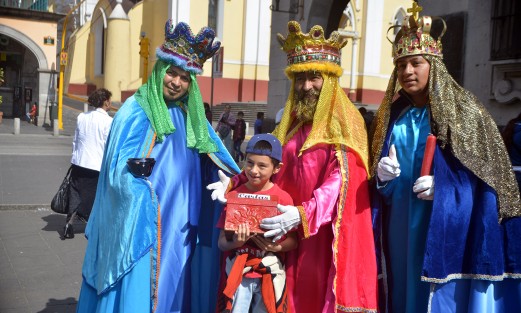 Los Tres Reyes Magos caminaron por el parque Juárez y plaza Lerdo tomándose fotos y pidiendo cooperación para los regalos de los niños el próximo 6 de enero. Información e imagen 