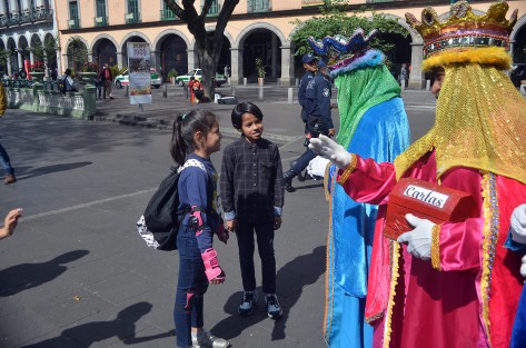 Los Tres Reyes Magos caminaron por el parque Juárez y plaza Lerdo tomándose fotos y pidiendo cooperación para los regalos de los niños el próximo 6 de enero. Información e imagen 