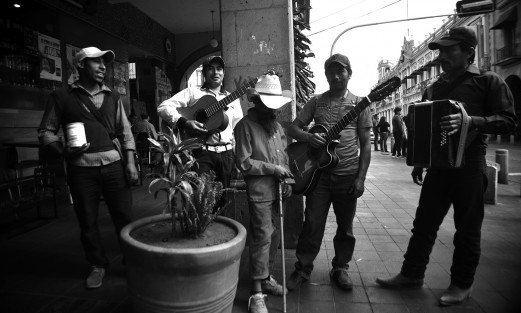 En las calles de la ciudad de Xalapa, como en todo el estado, ya se puede ver a los tradicionales viejos, una tradición surgida en el sotavento veracruzano.  