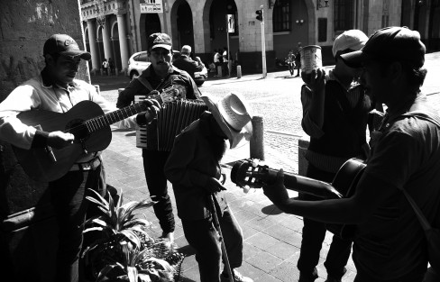 En las calles de la ciudad de Xalapa, como en todo el estado, ya se puede ver a los tradicionales viejos, una tradición surgida en el sotavento veracruzano.  