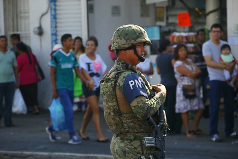 Un operativo de tránsito municipal, con apoyo de seguridad pública, para retirar a vehículos estacionados en doble fila sobre la zona del mercado Hidalgo, causó la molestia de automovilistas y comerciantes, pues los locatarios consideran que esto inhibe la visita a la central de abastos.