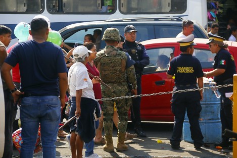 Un operativo de tránsito municipal, con apoyo de seguridad pública, para retirar a vehículos estacionados en doble fila sobre la zona del mercado Hidalgo, causó la molestia de automovilistas y comerciantes, pues los locatarios consideran que esto inhibe la visita a la central de abastos.